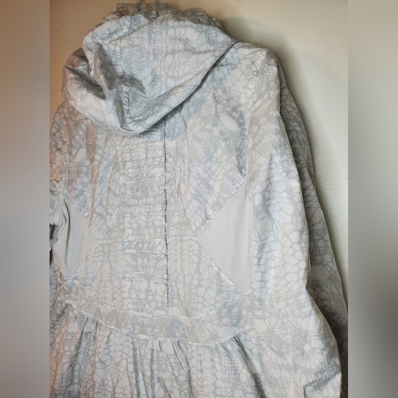 Womens Lululemon Run Hustle Jacket Size 6 White Reflective Glacier Lace - Picture 12 of 16